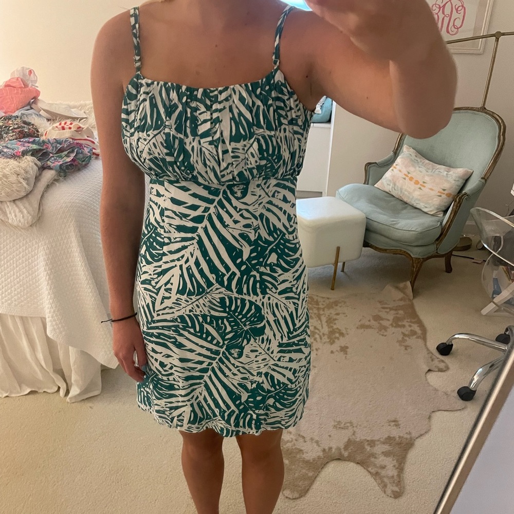 Green floral dress. Zipper on the side. XS. Cut out in the back with a bow.